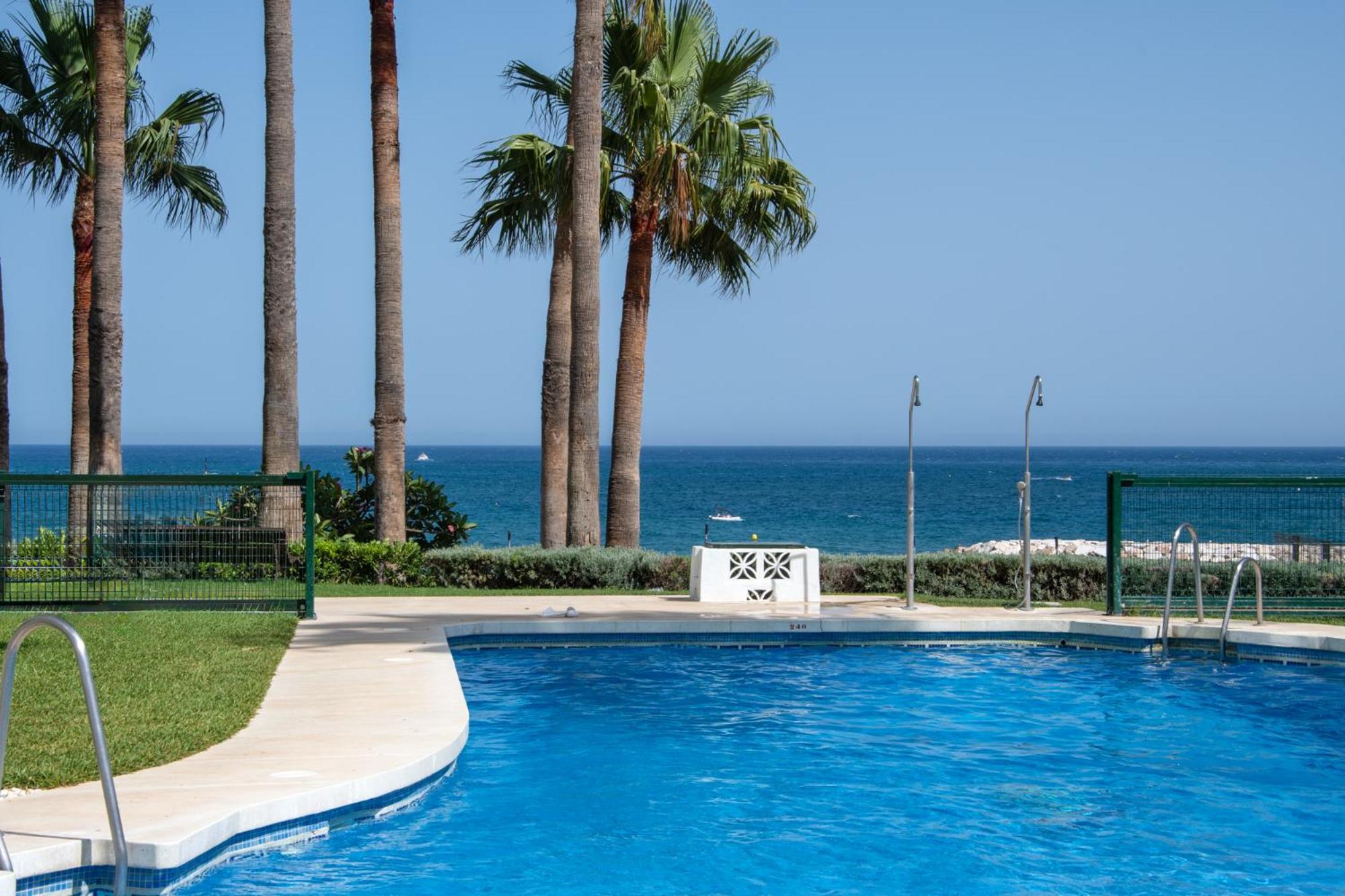 Apartment Stunning Beachfront With Sea Views