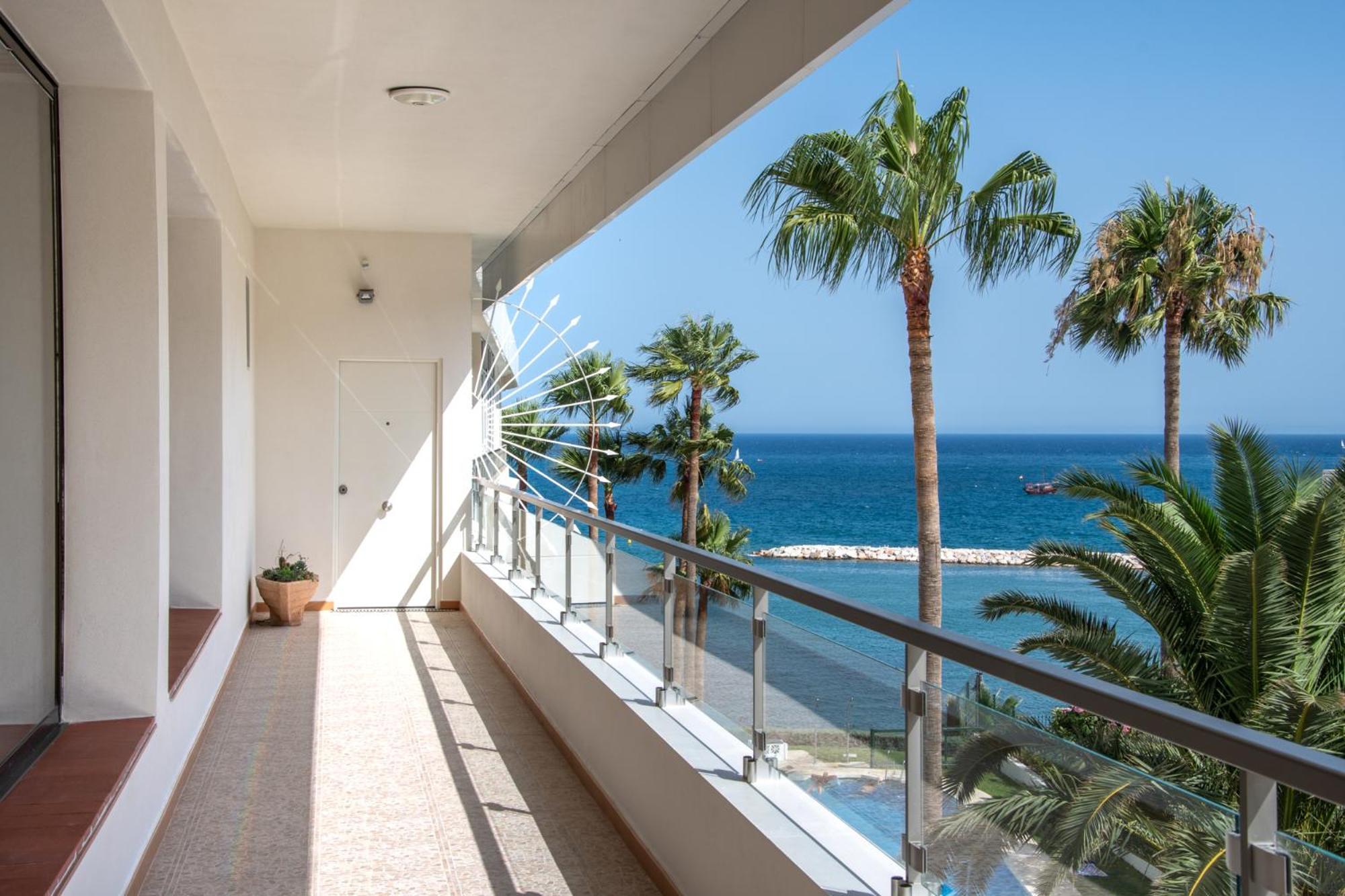 Apartment Stunning Beachfront With Sea Views