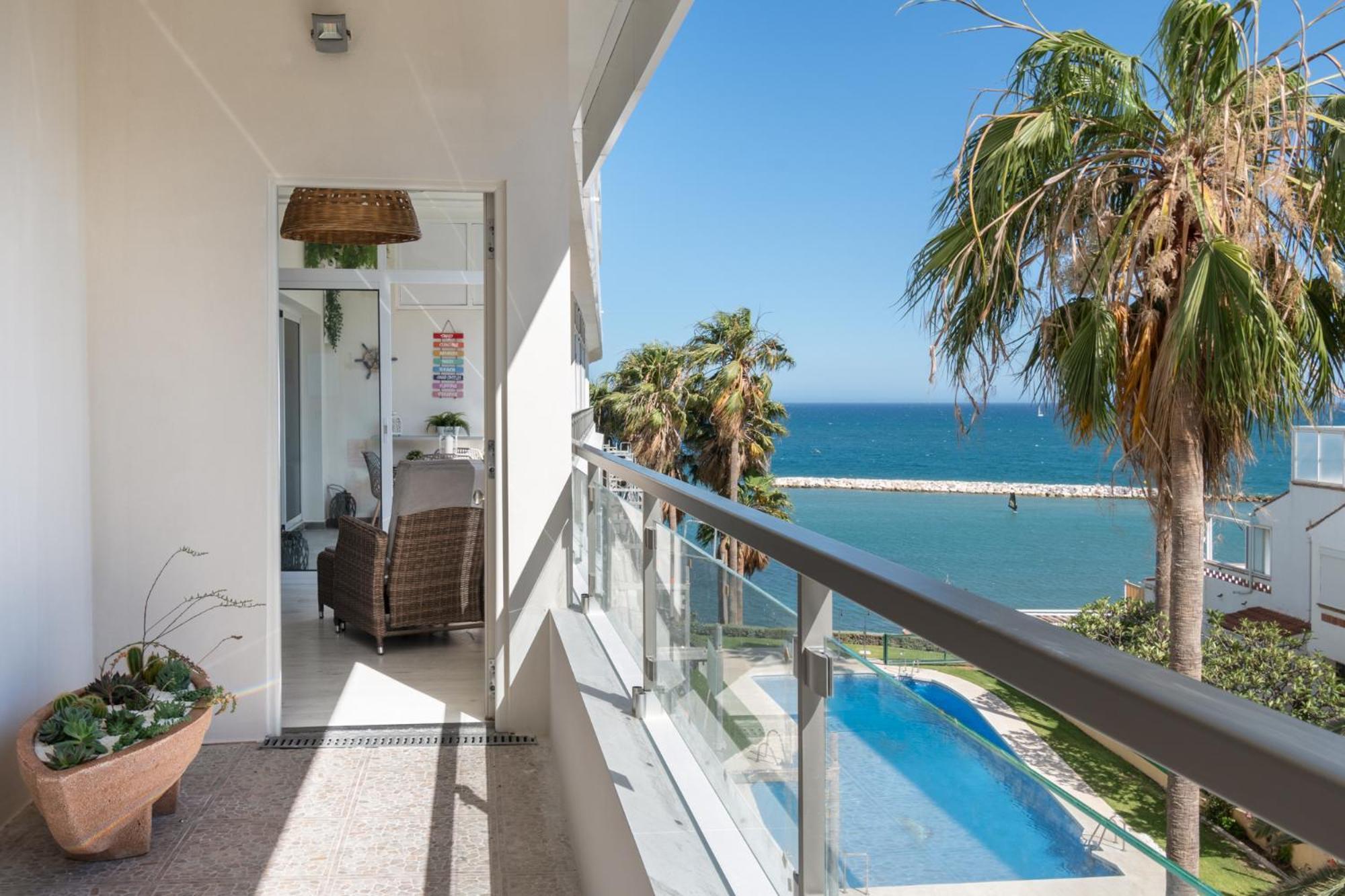 Stunning Beachfront With Sea Views Apartment *