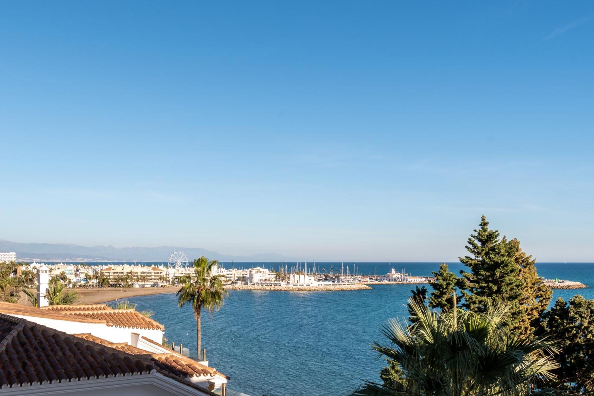 Stunning Beachfront With Sea Views Benalmadena
