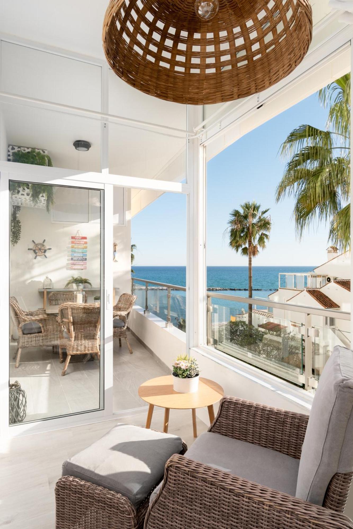 Apartment Stunning Beachfront With Sea Views *