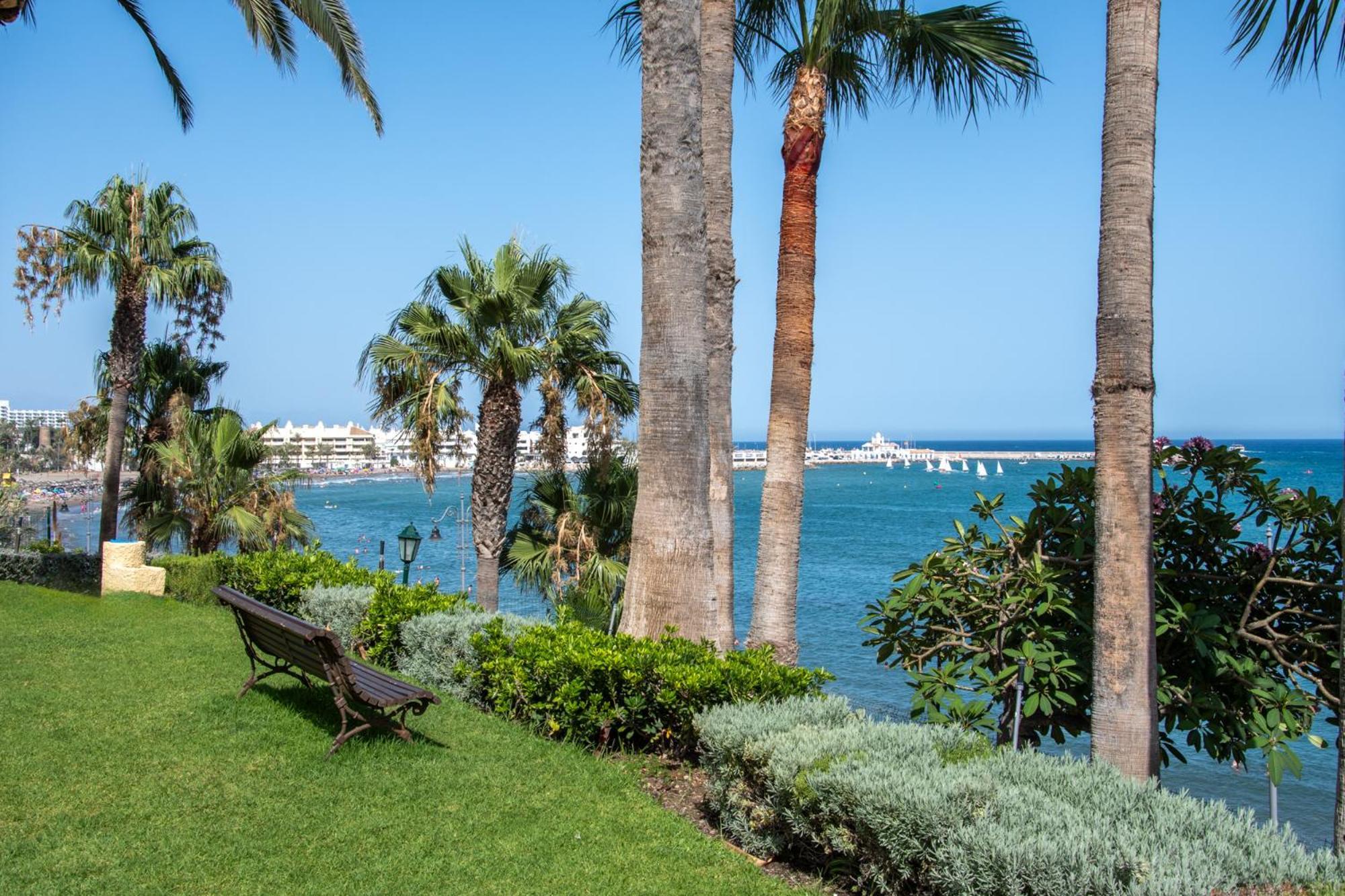 Stunning Beachfront With Sea Views Benalmádena