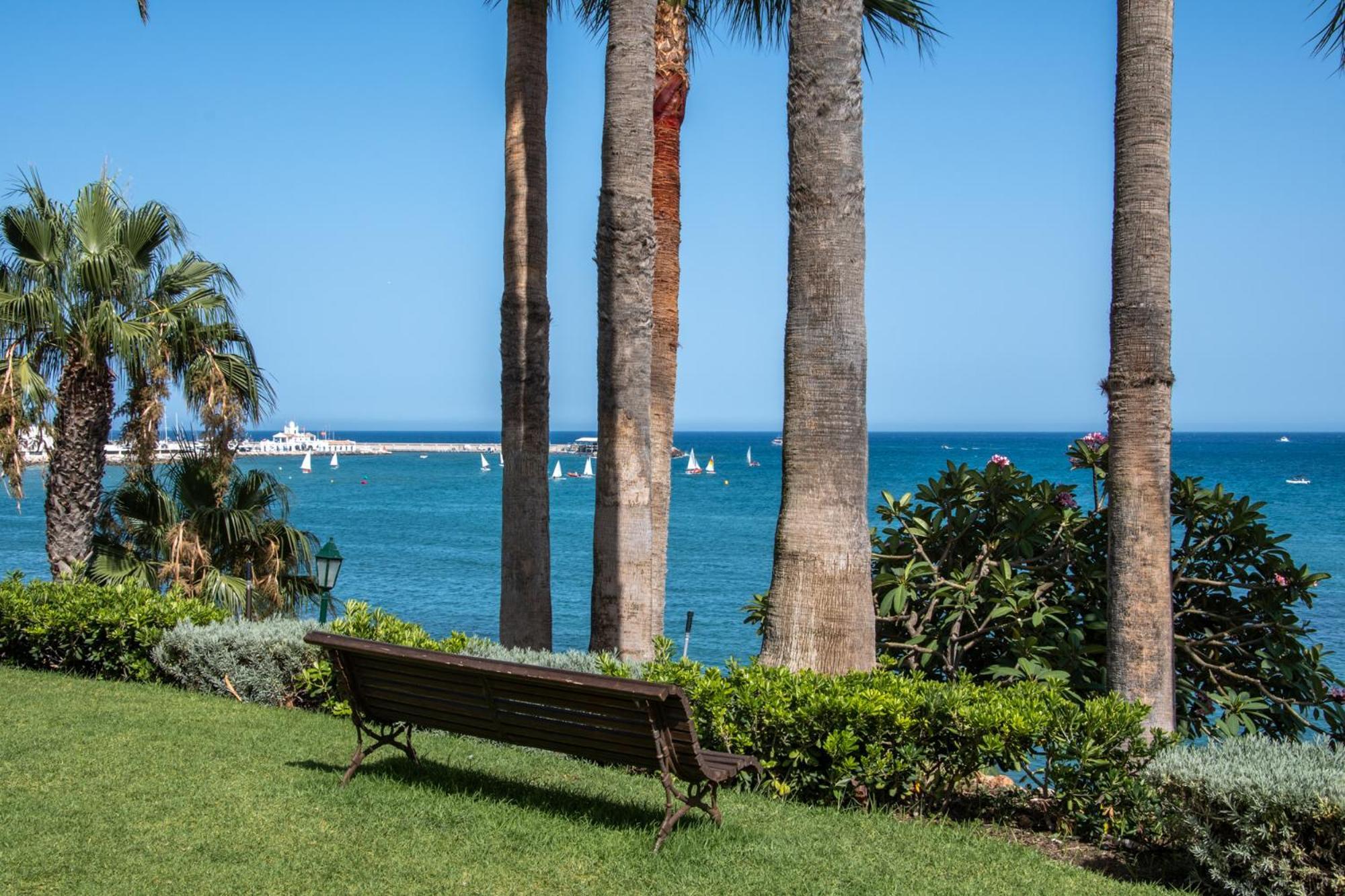 Stunning Beachfront With Sea Views *